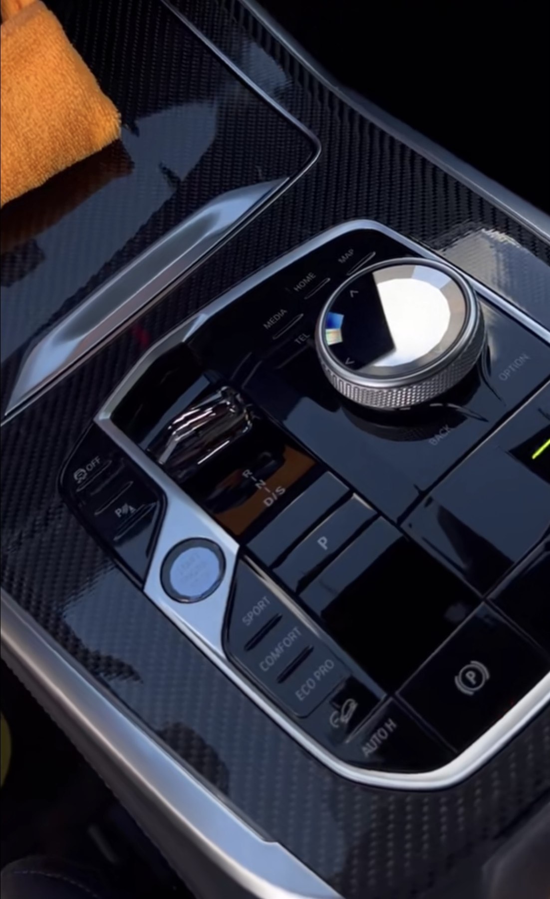 Console BMW dopo la pulizia di precisione