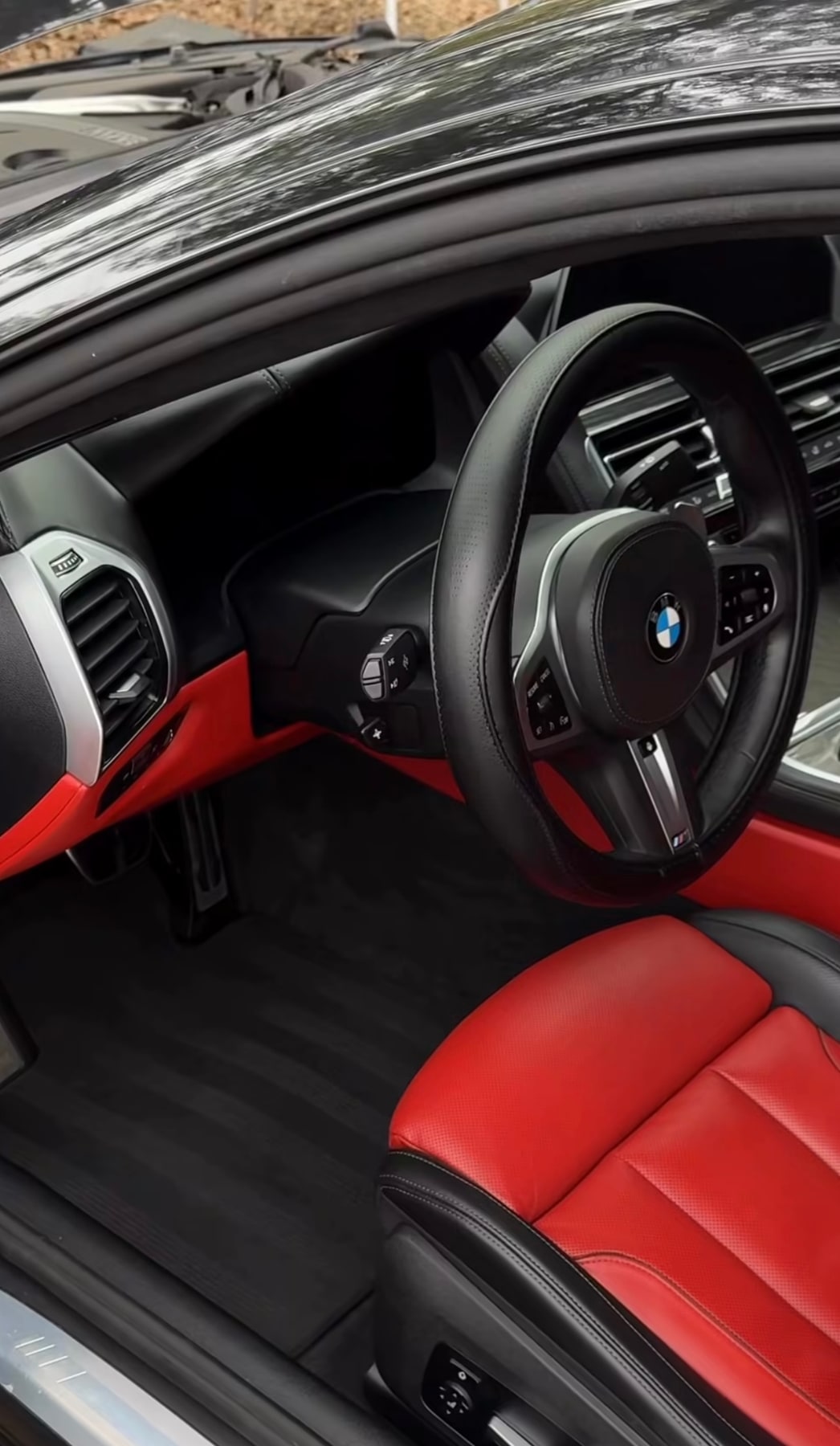BMW con interni in pelle rossa dopo il detailing
