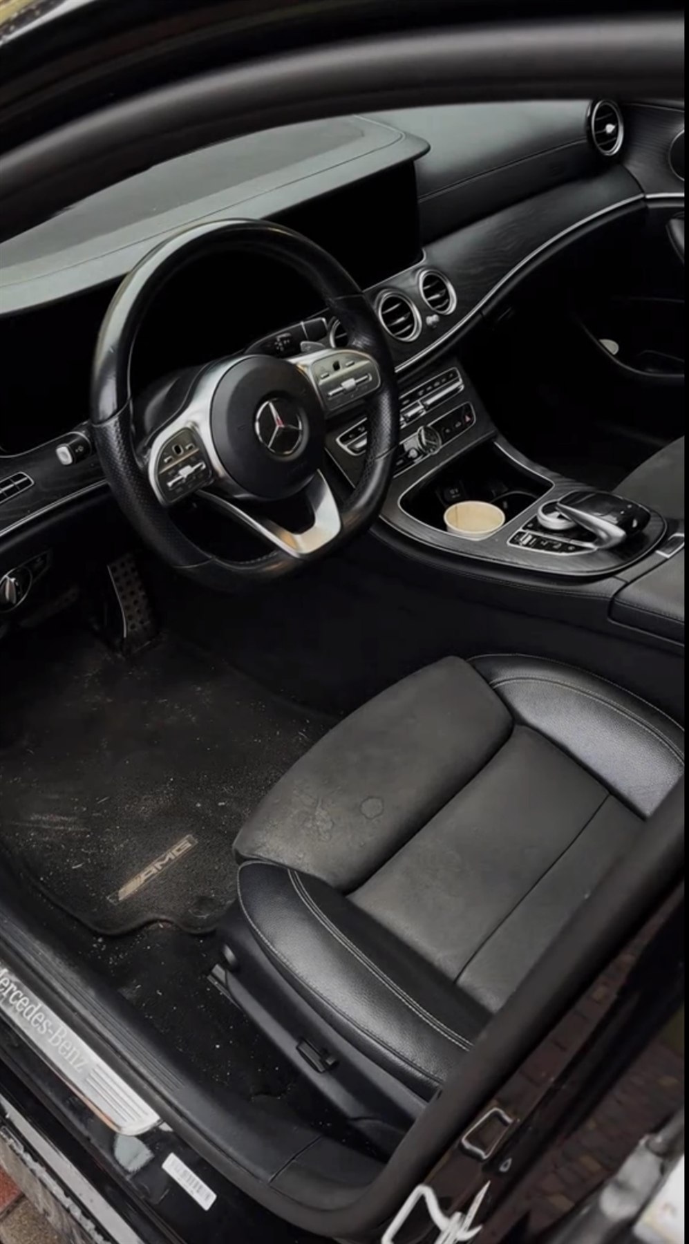 Abitacolo Mercedes-Benz prima della pulizia